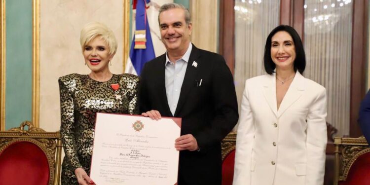 Abinader condecora a Negro Santos y Charytín Goico