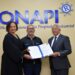 ONAPI entrega certificación de Patente de Modelo de Utilidad a inventor