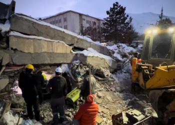 Rescatistas hallan a mas sobrevivientes del sismo en Turquía