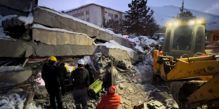 Rescatistas hallan a mas sobrevivientes del sismo en Turquía