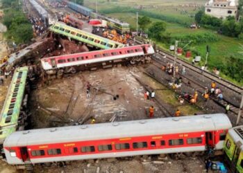 Carrera contra el reloj para identificar más de 100 muertos del accidente de tren en India