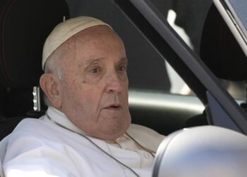 El Papa sale del hospital luego de operación: “Sigo vivo”