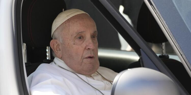 El Papa sale del hospital luego de operación: “Sigo vivo”