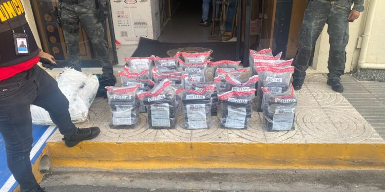 Incautan otros 126 paquetes presumiblemente cocaína en Pedernales