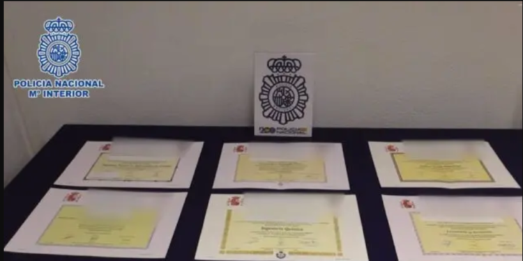 20 detenidos por comprar títulos académicos españoles falsificados en RD