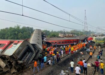 Accidente de tren en India deja más de 280 muertos y 900 heridos
