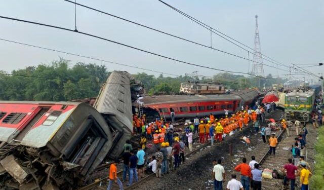 Accidente de tren en India deja más de 280 muertos y 900 heridos