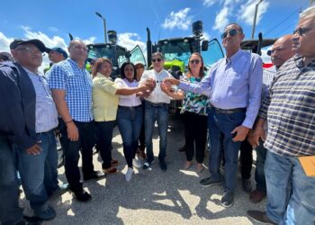 Gobierno entrega a productores agropecuarios 16 tractores y material de siembra