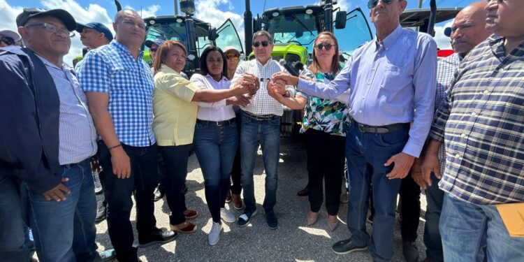 Gobierno entrega a productores agropecuarios 16 tractores y material de siembra
