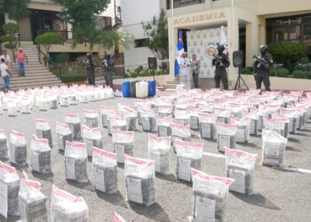 Ocupan 1.3 toneladas de presumiblemente cocaína