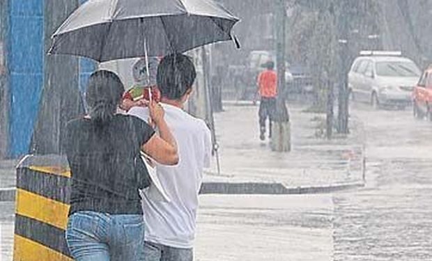Lluvias continúan por vaguada y una onda tropical; 21 provincias en alerta