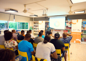 Motor Crédito y Fundación Abriendo Camino educan a padres en finanzas personales