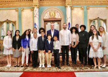 Presidente Abinader recibe estudiantes meritorios hijos de dominicanos en el exterior