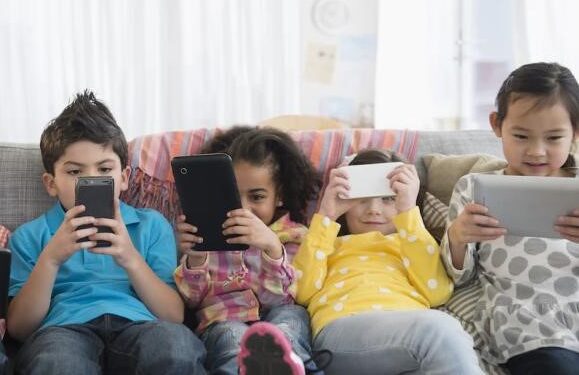 Proponen limitar las horas diarias que los niños usan el celular en China