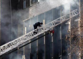 73 muertos en incendio de un edificio en Sudáfrica