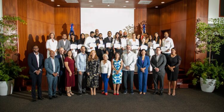 ProDominicana gradúa 66 profesionales en el área de comercio exterior e inversión extranjera directa
