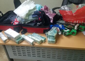 Apresan extranjera con ocho paquetes presumiblemente cocaína