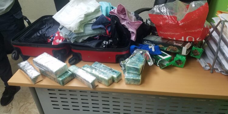 Apresan extranjera con ocho paquetes presumiblemente cocaína