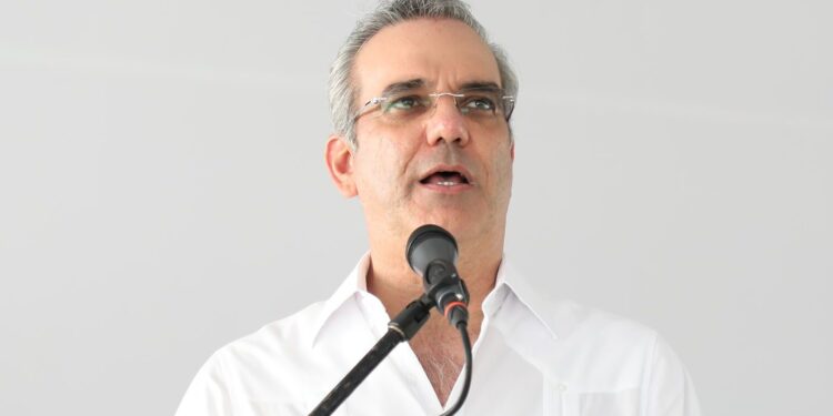 Abinader convoca  a organismos de socorro por amenaza de tormenta Franklin