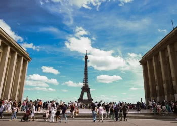 Fiscalía de París abre investigación por falsas alertas de bomba en Torre Eiffel