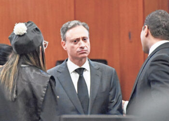 Jean Alain acude a corte en busca le quiten el arresto domiciliario y el brazalete electrónico