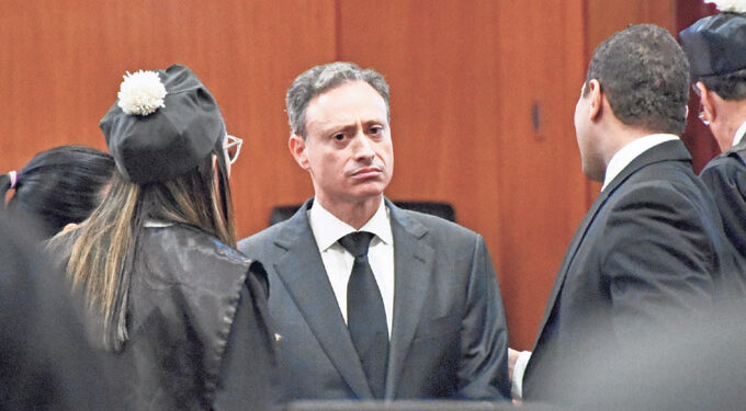 Jean Alain acude a corte en busca le quiten el arresto domiciliario y el brazalete electrónico