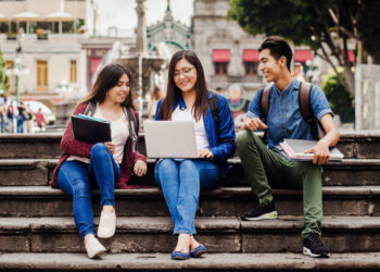 40% de los jóvenes ve educación y empleo como claves para su bienestar, según sondeo global