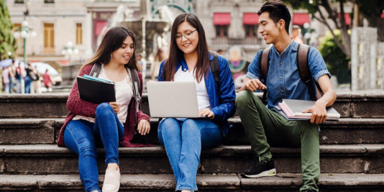 40% de los jóvenes ve educación y empleo como claves para su bienestar, según sondeo global