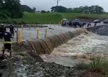 VIDEO: Yamasá y Peralvillo quedan incomunicados; munícipes temen colapse badén