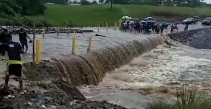 VIDEO: Yamasá y Peralvillo quedan incomunicados; munícipes temen colapse badén