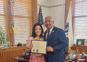 Comunicadora Dafne Guzmán recibe reconocimiento