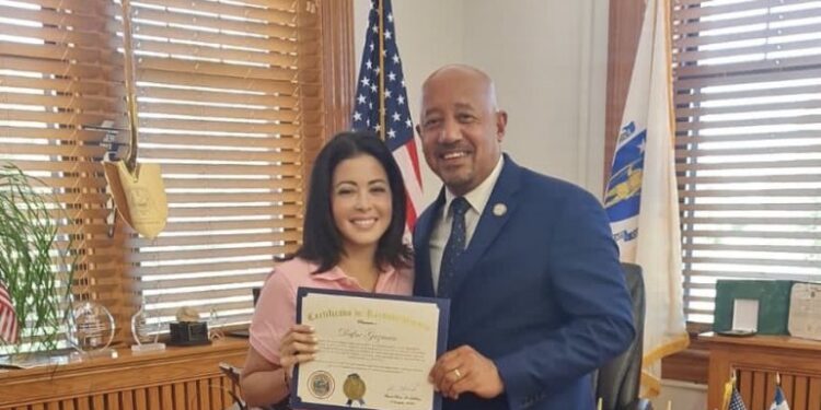 Comunicadora Dafne Guzmán recibe reconocimiento