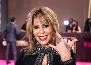 Alejandra Guzmán vuelve “fortalecida” en premios Herencia Hispana
