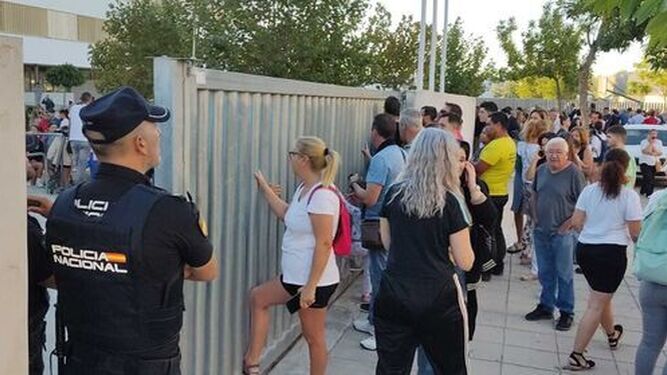 Estudiante de 14 años hiere con cuchillo a tres profesores y dos alumnos