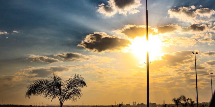 Pronostican cielo brumoso y elevadas temperaturas