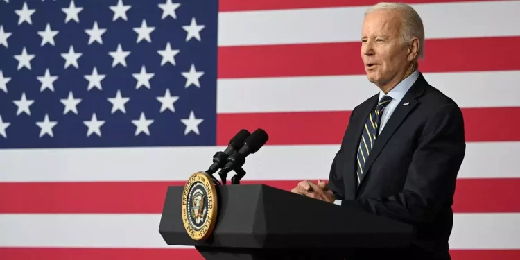 Biden elige una venezolana como directora de medios hispanos para campaña 2024