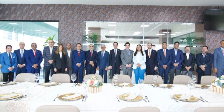 Senadores socializan temas legislativos de interés con directivos del CONEP