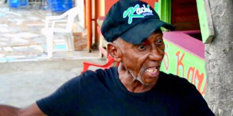 Seguidores muestran pesar por la muerte de “El Viejo Liopo”