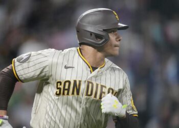 Soto da dos cuadrangulares y mantiene las posibilidades de los Padres de San Diego