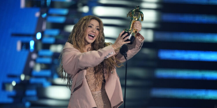 Shakira dedica a los latinos el histórico reconocimiento a su carrera de los premios MTV