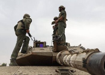 Israel dice haber retomado el control en el sur y concentra tropas cerca de la Franja de Gaza