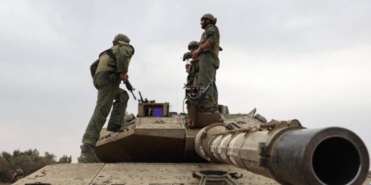 Israel dice haber retomado el control en el sur y concentra tropas cerca de la Franja de Gaza
