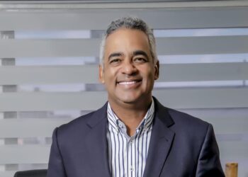 Ministro de la presidencia lanzó la primera bola en el juego inaugural entre Licey y Escogido