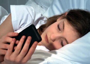 El uso de pantallas, la contaminación y la falta de sueño son factores claves en la salud infantil