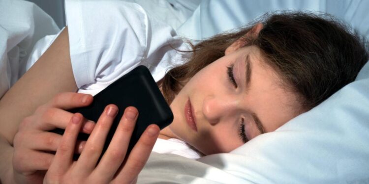 El uso de pantallas, la contaminación y la falta de sueño son factores claves en la salud infantil