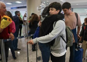 Diez dominicanos evacuados desde Israel llegan a RD
