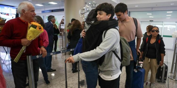Diez dominicanos evacuados desde Israel llegan a RD
