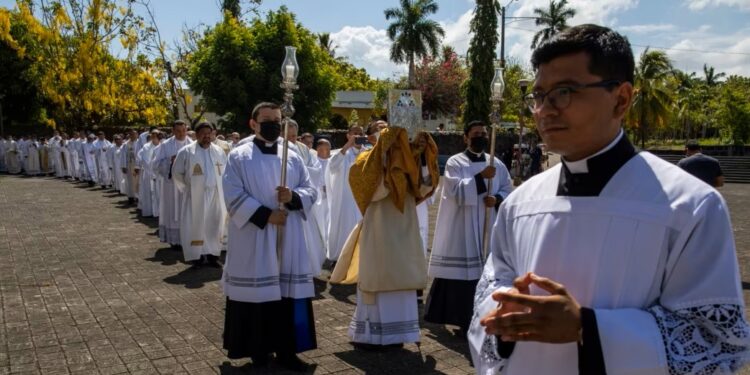Nicaragua excarcela a 12 sacerdotes y los envía al Vaticano tras un acuerdo con la Santa Sede
