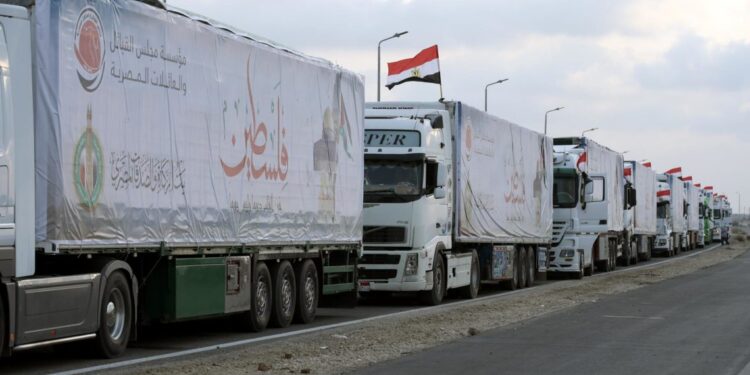 Entra a Gaza el primer equipo médico extranjero y un convoy de diez camiones