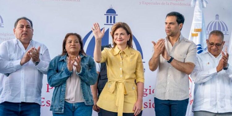Vicepresidenta Raquel Peña y Roberto Ángel encabezan jornada contra el dengue